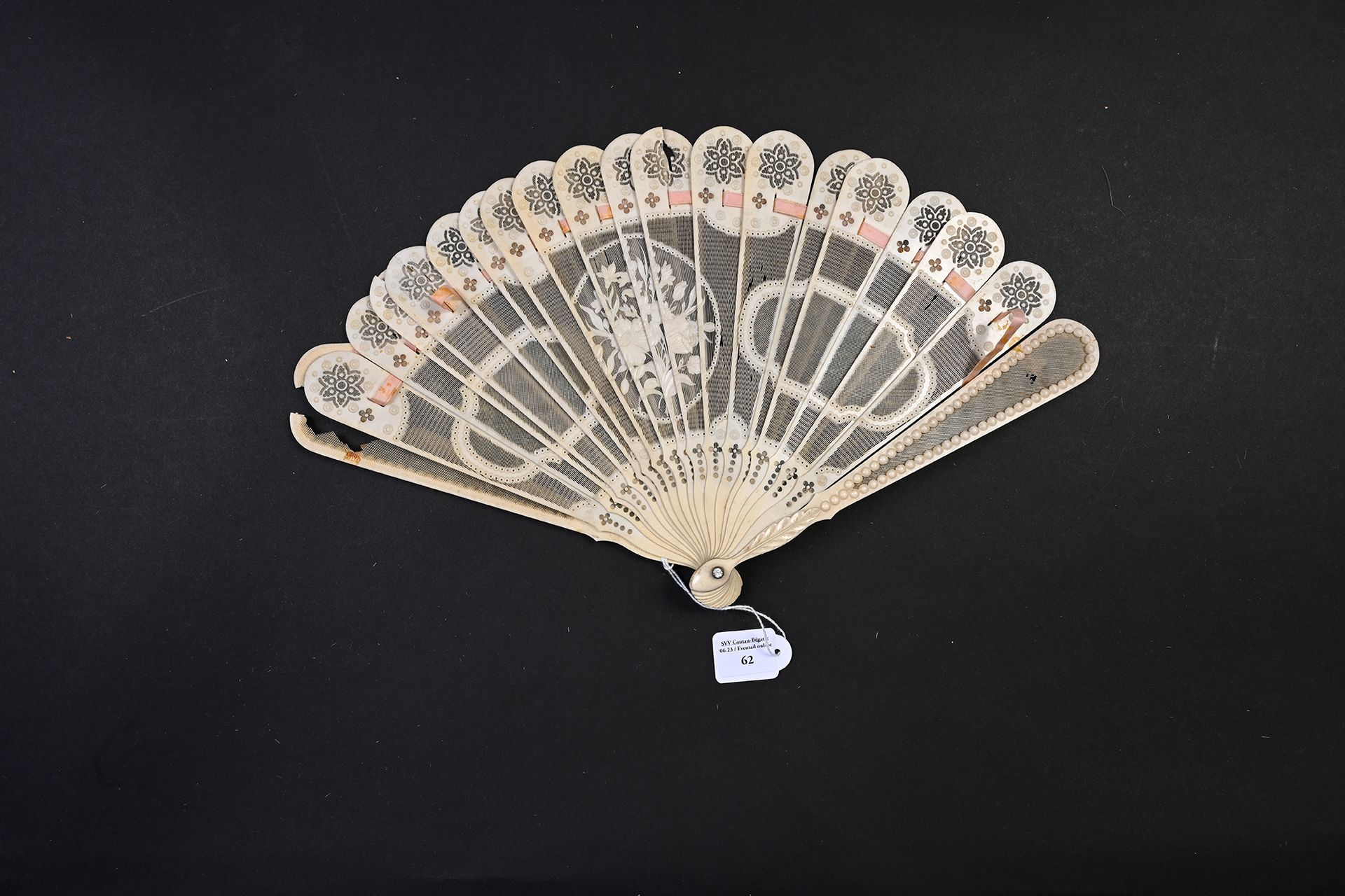 Null Bouquet of flowers, circa 1880
Fan of broken type in bone finely pierced, a&hellip;