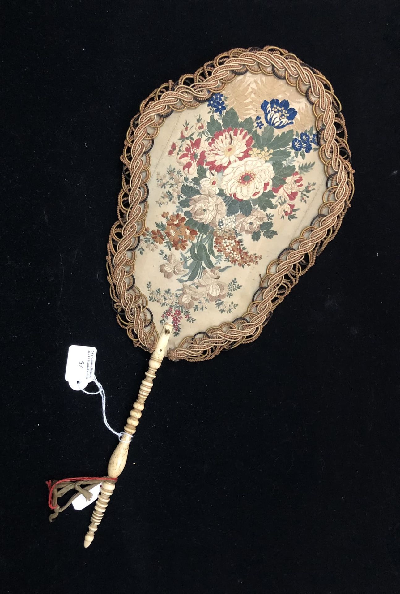 Null 花束，欧洲，约1880年
锦缎丝绸的手工屏风，两面装饰着丰富的花束。两侧有辫子。
车削的骨质手柄。
高约42厘米