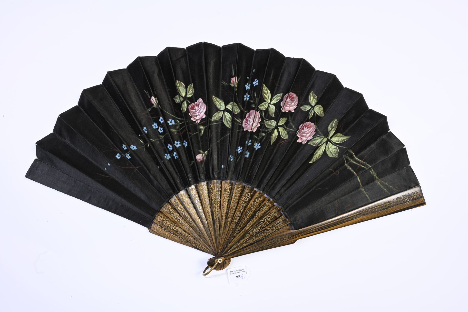 Null Two fans, Europe, circa 1890
The leaves are made of fabric, with a painted &hellip;