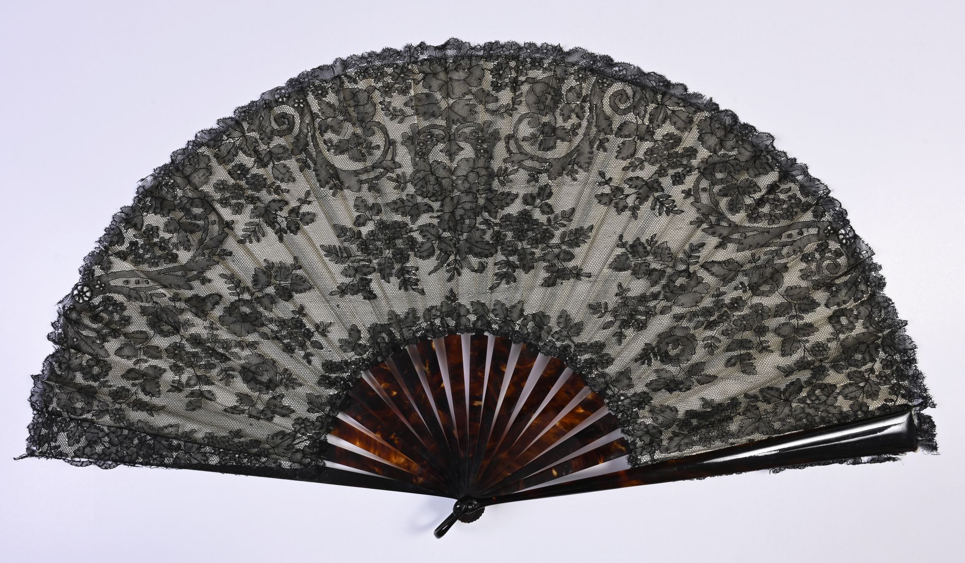 Null Scrolls and bouquets, Europe, circa 1890 
Large folded fan, the leaf in bla&hellip;