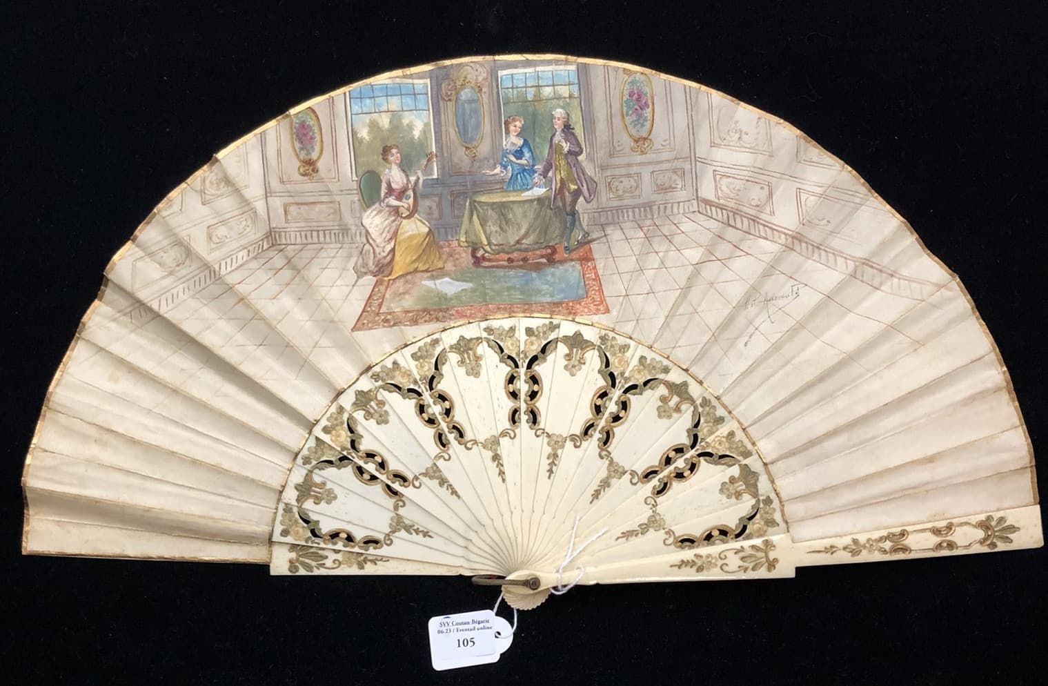 Null 音乐娱乐，欧洲，约1920年
折叠的扇子，皮张上绘有18世纪的风格。右边有签名。
反面为布质，静音。
骨质框架。
高约。23 cm (意外，不能关闭)