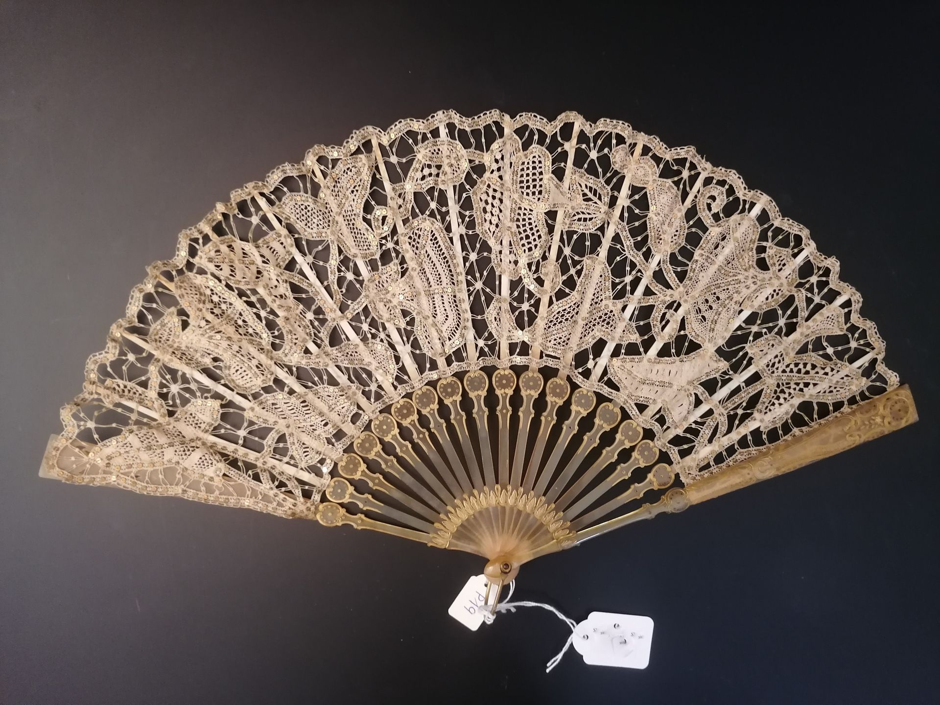 Null Bindweed in bloom, Europe, circa 1900 
Folded fan, the lace leaf decorated &hellip;