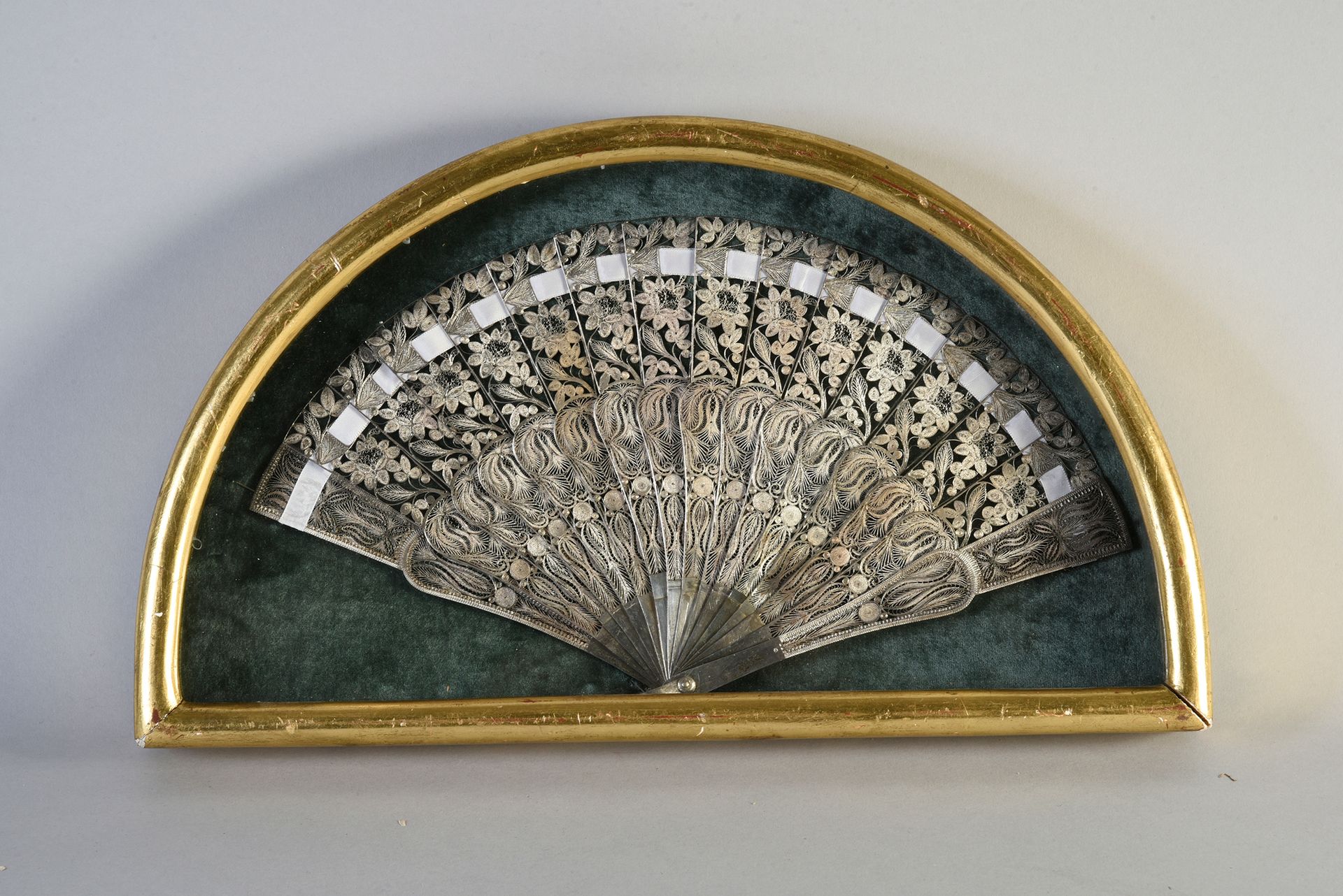 Null 48a
银丝，约1880年 
银丝扇，有卷轴和阿拉伯式的装饰。支架。高约。19厘米（见图） 
装在一个木盒里。