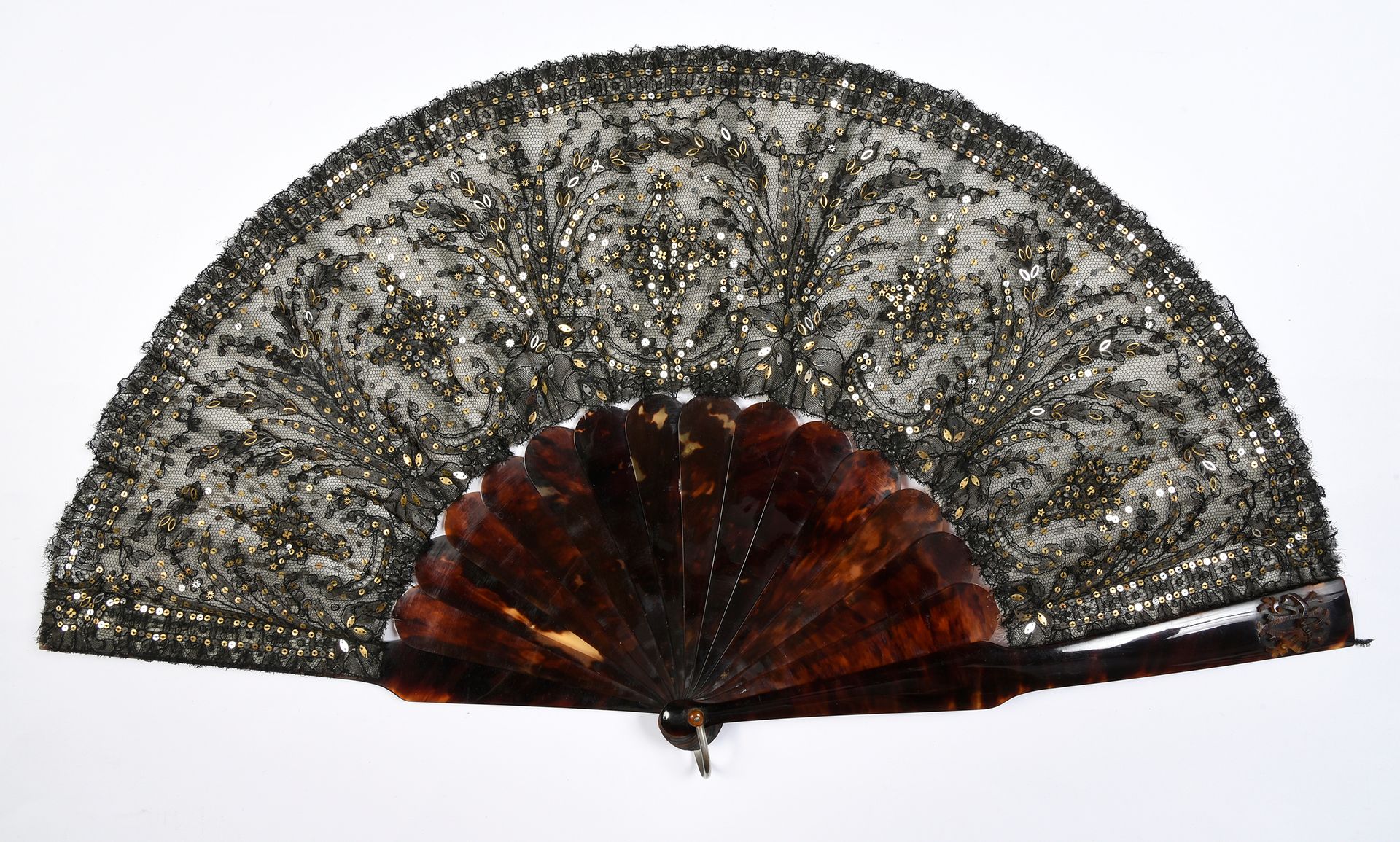 Null 49 bis
Sequins and lace, circa 1880 
Folded fan, the leaf in black lace, wi&hellip;