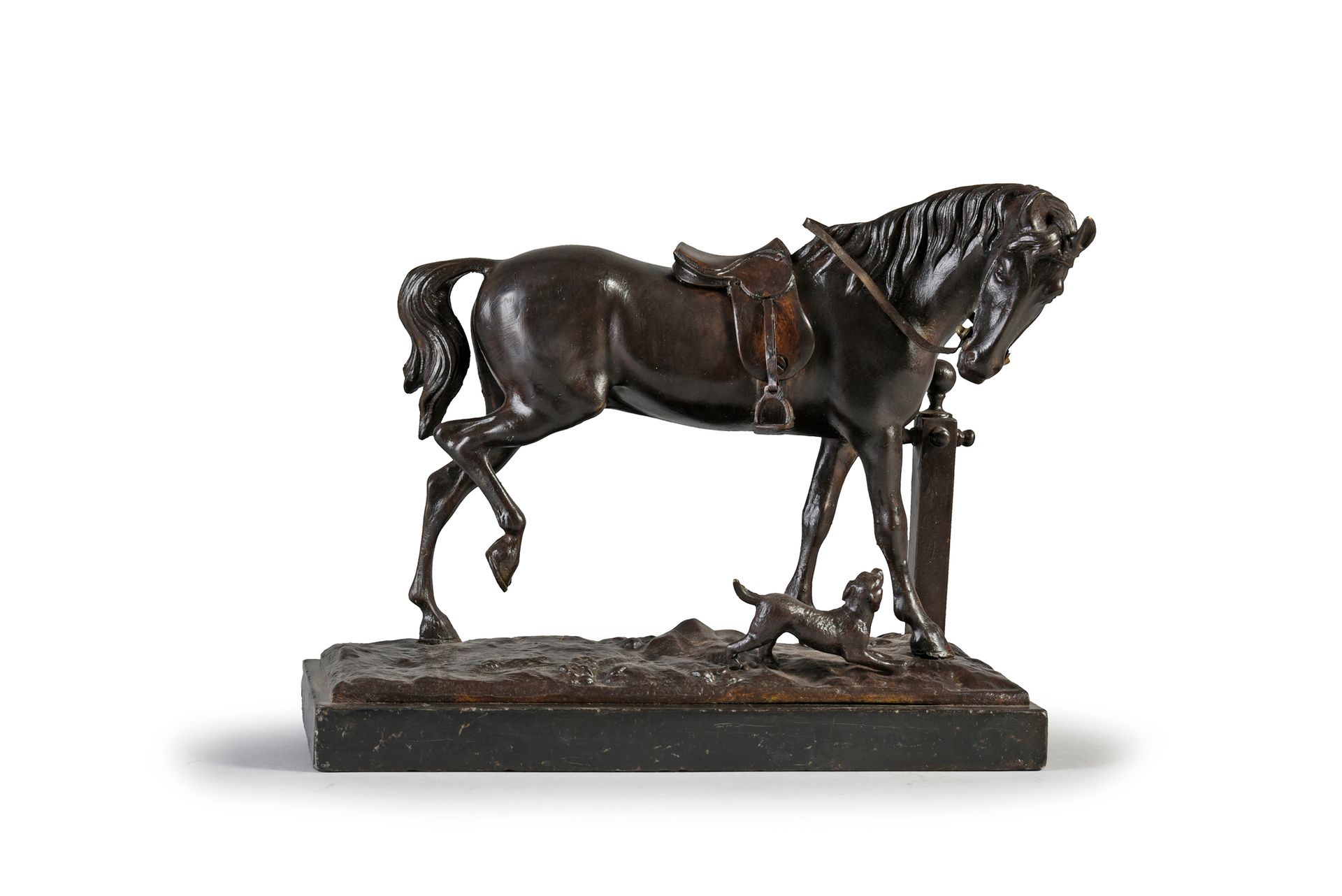Jules MOIGNEZ (1835 - 1894) d'après 一匹被绑在柱子上的马与一只狗玩耍。
青铜，带有棕色的铜锈，无签名，旧时铸造。黑色大理石底&hellip;