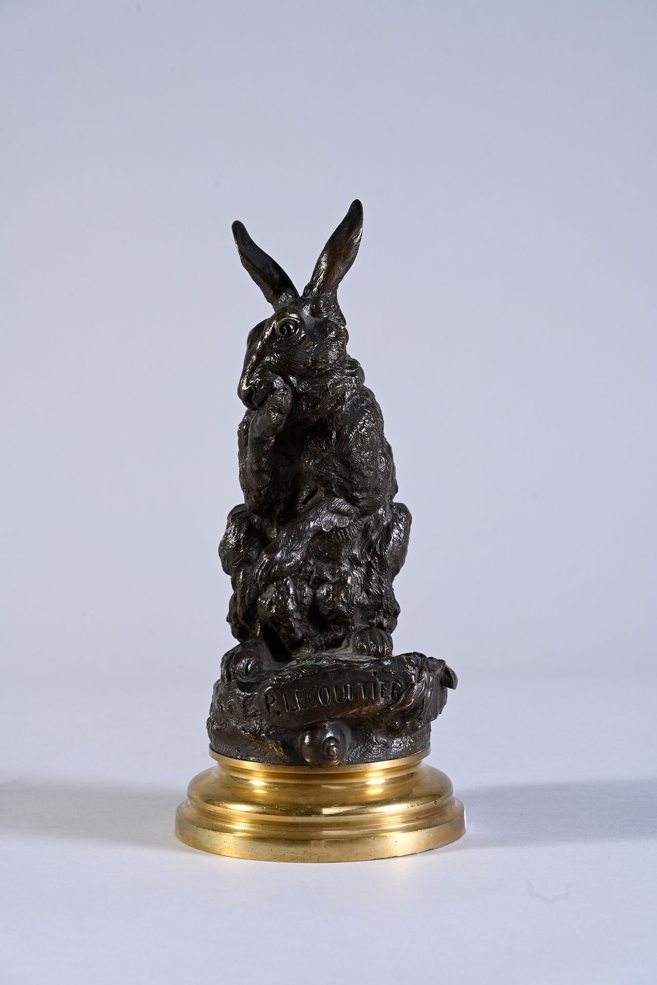 Prosper Leccourtier (1851-1925) 兔子舔自己
带有棕色铜锈的青铜器，旧铸件，平台上有签名
27 x 13厘米