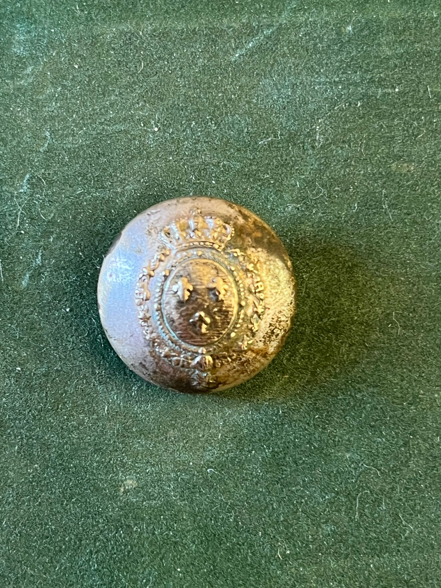 Null Knopf einer Weste aus dem Haus des Grafen von Chambord (1871-1873)