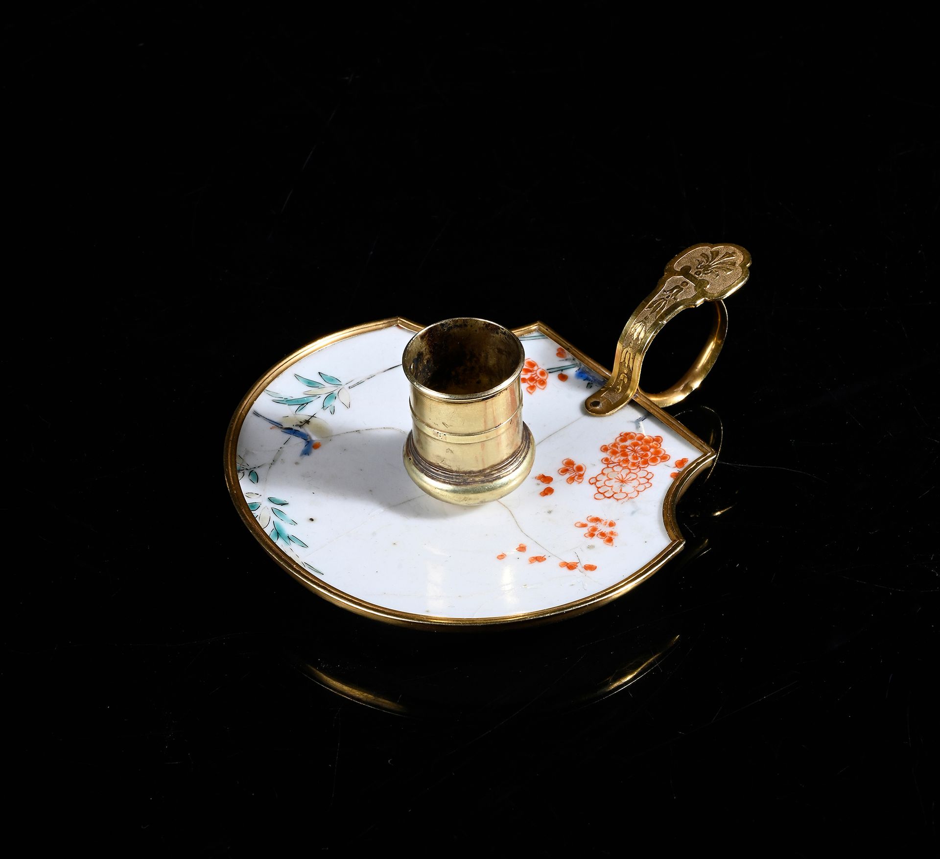 Null Rare bougeoir en porcelaine du Japon à décor de style kakiemon monté en or &hellip;