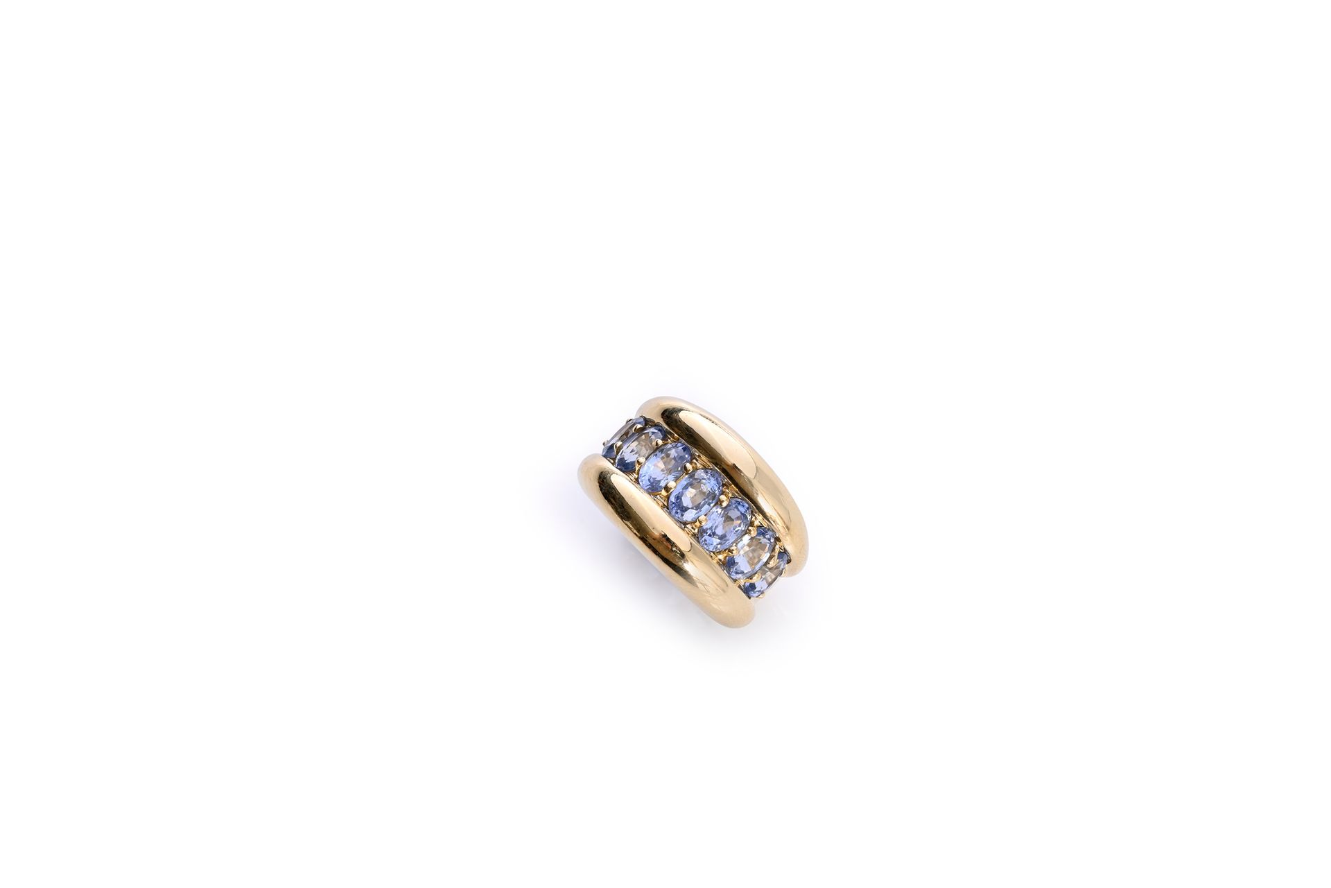 Null Band ring in 18k (750th) gold, set with 7 faceted oval light blue sapphires&hellip;