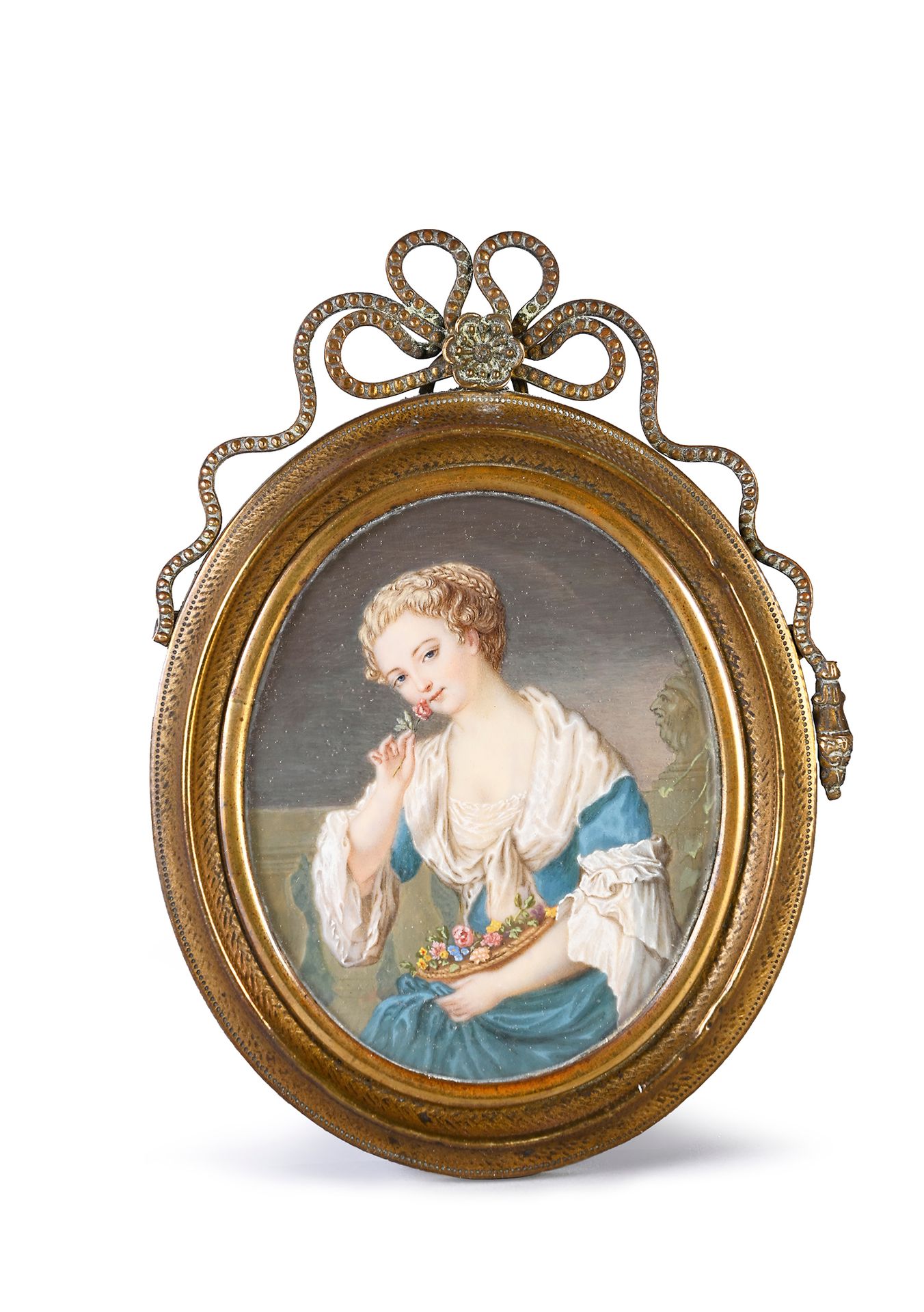 Null Miniatura ovale dipinta raffigurante una giovane donna in abito blu con i c&hellip;