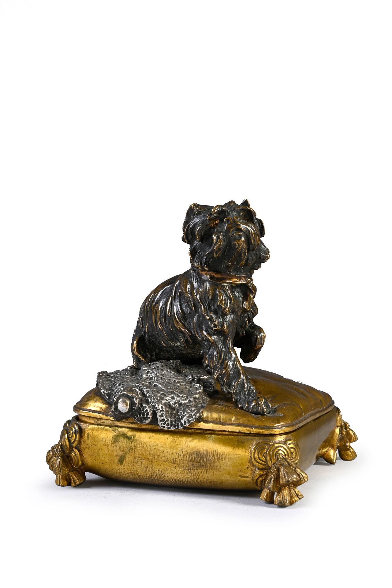 Prosper LECOUTURIER (1855-1924) 饰有一只狗的棕色青铜首饰盒，盒上有一个饰有边饰的乌金垫子和一个银色青铜盖子。
20 世纪早期。
&hellip;
