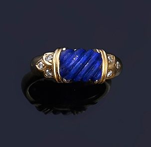 Null Bague en or 18k (750e), ornée d'une plaque de lapis-lazuli godronnée, épaul&hellip;