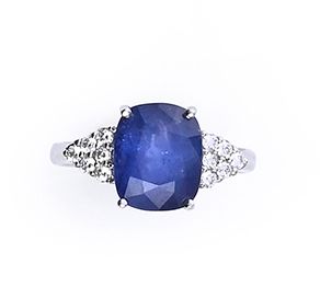 Null 18K (750th) 白金戒指，镶嵌一颗美丽的椭圆形矢车菊蓝色锡兰蓝宝石（约 5.24 克拉）和 12 颗钻石。
TDD: 54 - 毛重：4.15&hellip;