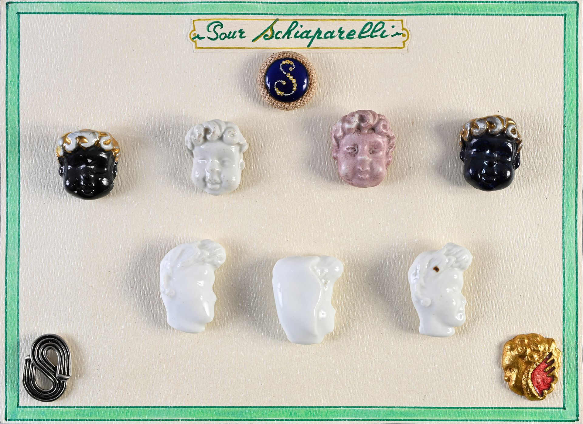 Null 高级定制钮扣，Electra for Elsa
斯基亚帕雷利（Schiaparelli）的高级定制钮扣，约 1940-1950 年，七枚陶瓷钮扣上有情&hellip;