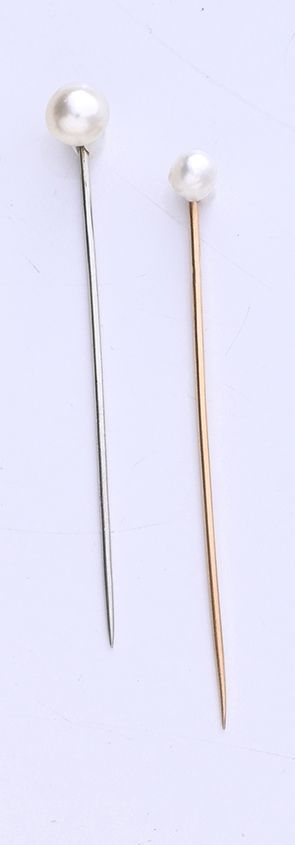 Null Lot consisting of 3 tie pins in 18k (750th) gold and platinum, set with pro&hellip;