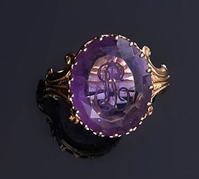 Null 一枚 18K （750 年）金戒指，戒指上镶嵌着一颗爪镶紫水晶，上面镌刻着一个字母，镶嵌处錾刻并饰有棕榈花纹（切口）。
十九世纪。
毛重：5.70 克&hellip;