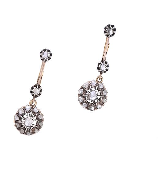 Null 一对镶嵌玫瑰式切割钻石的 18K (750th) 金和 850th 铂金耳环。
高度：3.5 厘米 - 毛重：5.2 克
19 世纪作品