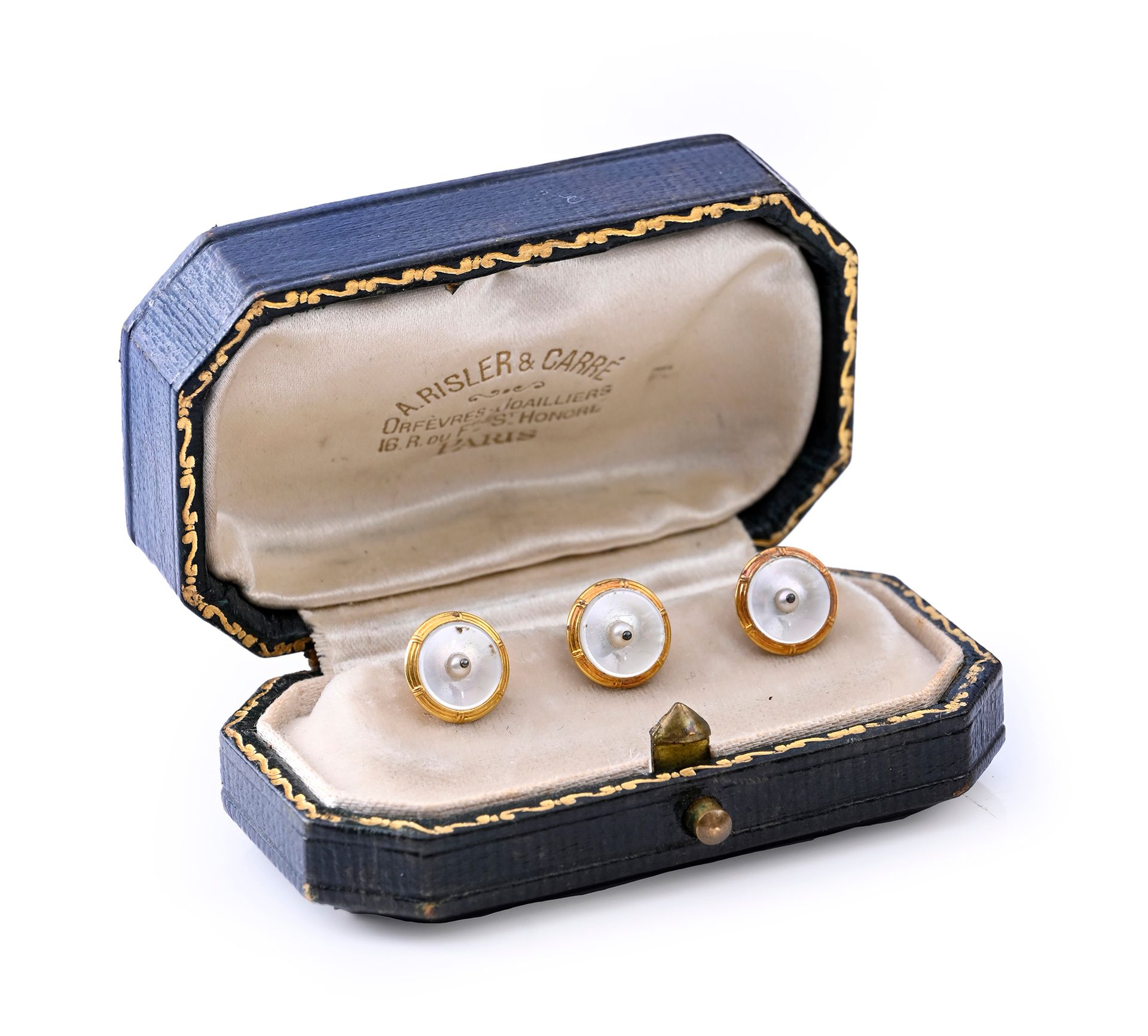 Null 一套三枚 18K 金（750 度）领扣，饰有珍珠母贝圆盘，交叉丝带镶嵌。
毛重：4.7 克
在 A.Risler & Carré