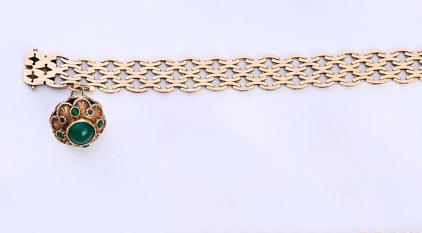 Null Bandarmband aus 14k Gold (585e) mit einem Charm, der mit Cabochons aus grün&hellip;