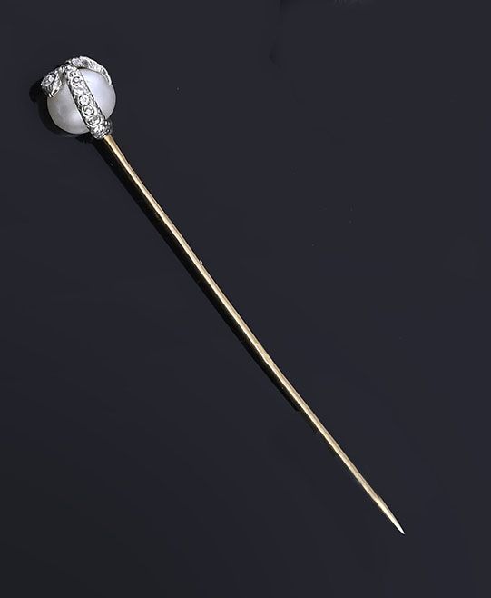 TIFFANY New York 14K（第 585 位）金和铂金（第 800 位）领带别针，镶嵌一颗养殖珍珠，珍珠周围缠绕着一条镶钻蛇。(8 毫米）。
长度：&hellip;