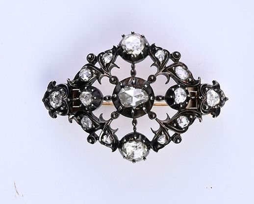 Null 800 号纯银和 18K （750 号）金胸针，镂空百合花图案镶嵌玫瑰式切割钻石。
胸针可拆卸成项链扣。
长度：4.3 厘米 - 毛重：10.7 克
&hellip;