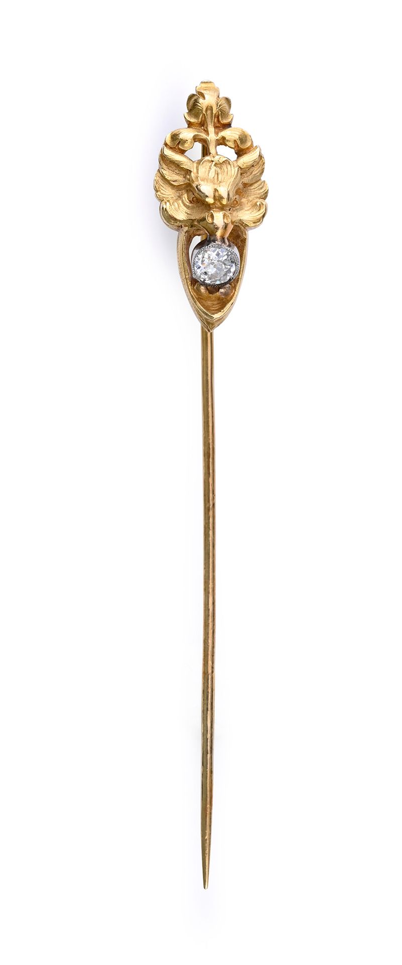 Null 18K（750 年）金 Tiepin 作品，描绘了一个精雕细琢的奇美拉的头部，其口中叼着一颗旧式切割钻石，以珠扣镶嵌，重约 0.20 克拉。有编号。
&hellip;