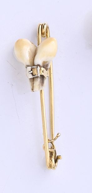 Null Spilla da caccia in oro 18 carati (750°), ornata di denti di cervo cinturat&hellip;