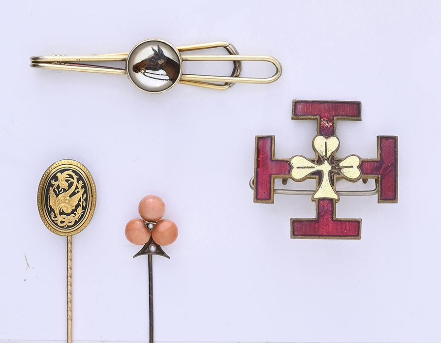 Null Metal lot, comprising 2 tie pins, one stylizing a clover adorned with coral&hellip;