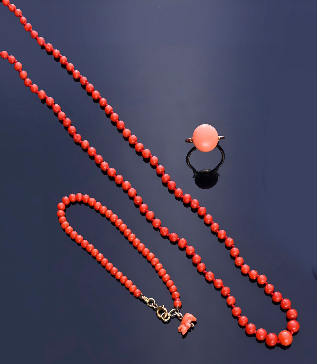 Null 拍品包括一条饰有珊瑚球的小项链、一条饰有小珊瑚猪的小手链以及一枚饰有粉色珊瑚纽扣的 18K (750th) 金戒指。TDD: 48 - 毛重：2.9 &hellip;