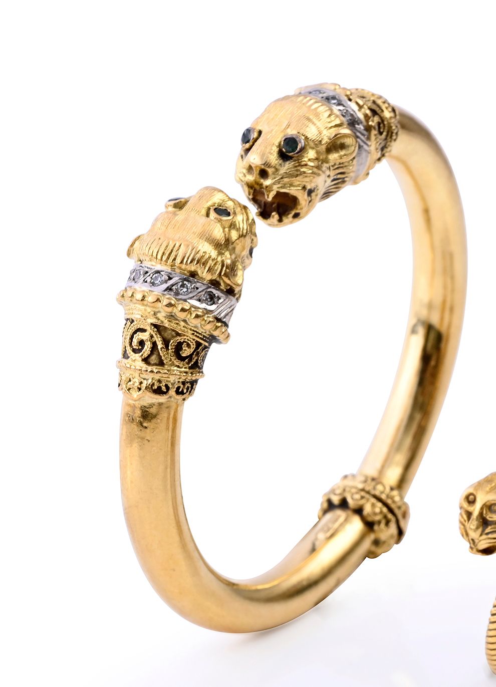 Null Bracelet jonc ouvrant en or 18k (750e) à decor de deux têtes de lions affro&hellip;