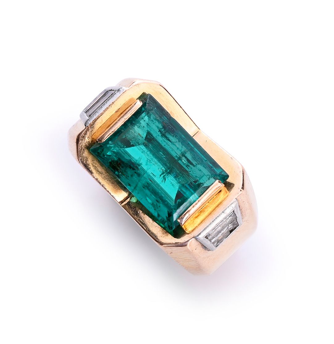 Null 18k (750th) gold tank ring, set with a rectangular emerald in a rail-set se&hellip;