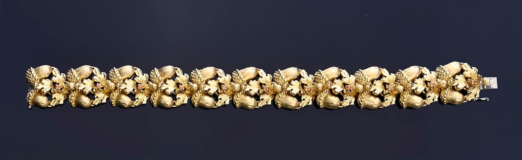 Null Bracelet articulé en or 18k (750e), à décor de glands partiellement brossés&hellip;