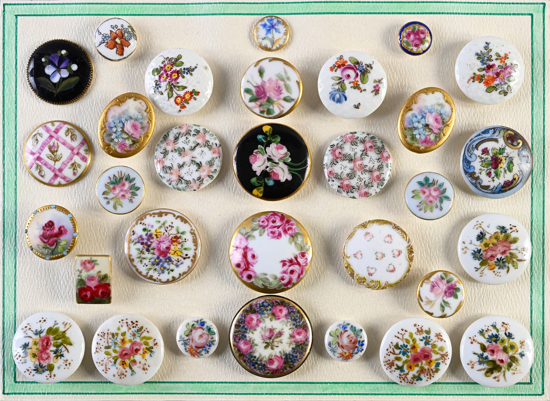 Null 彩绘和印花瓷纽扣，18-19 世纪。
三个盘子，包含 3 枚带有花束装饰的门内西瓷质纽扣、44 枚大多带有类似装饰的晚期纽扣和 9 枚带有字母图案的领&hellip;
