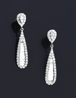 Null Pair of 18k (750th) white gold earrings set with a baguette diamond motif i&hellip;