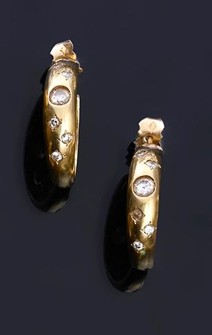 Null Pair of 18k (750th) gold hoop earrings set with brilliants.
D.: 2 cm - Gros&hellip;