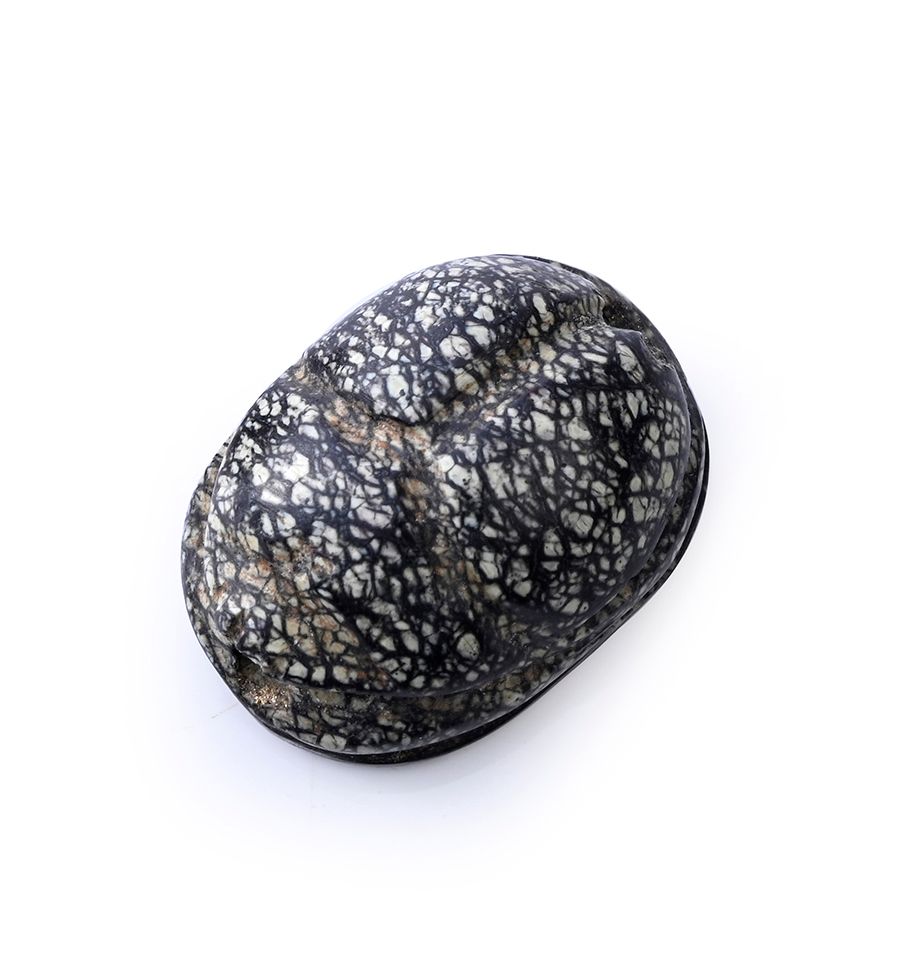 Null 甲虫形珠子，沿长度方向有孔
带有白色杂质的黑色皂石
埃及艺术，晚期，约公元前 664-332 年
尺寸：1.3 x 1.7 厘米