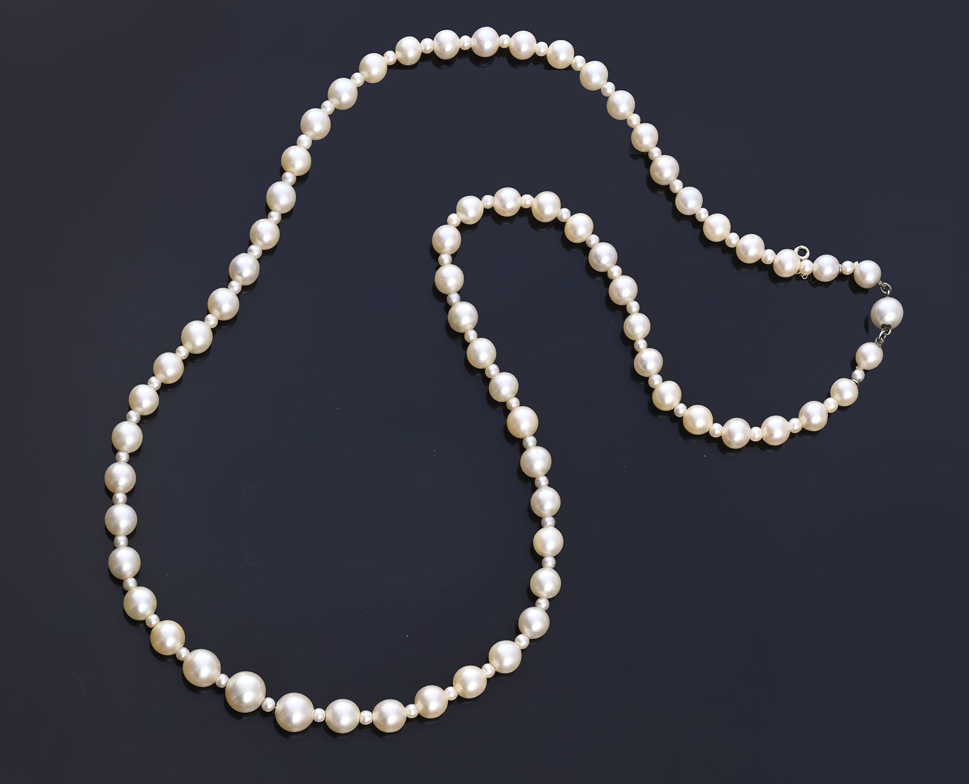 Null Opera-Halskette aus Perlenfall (9 mm bis 6 mm) mit kleinen Zwischenperlen. &hellip;