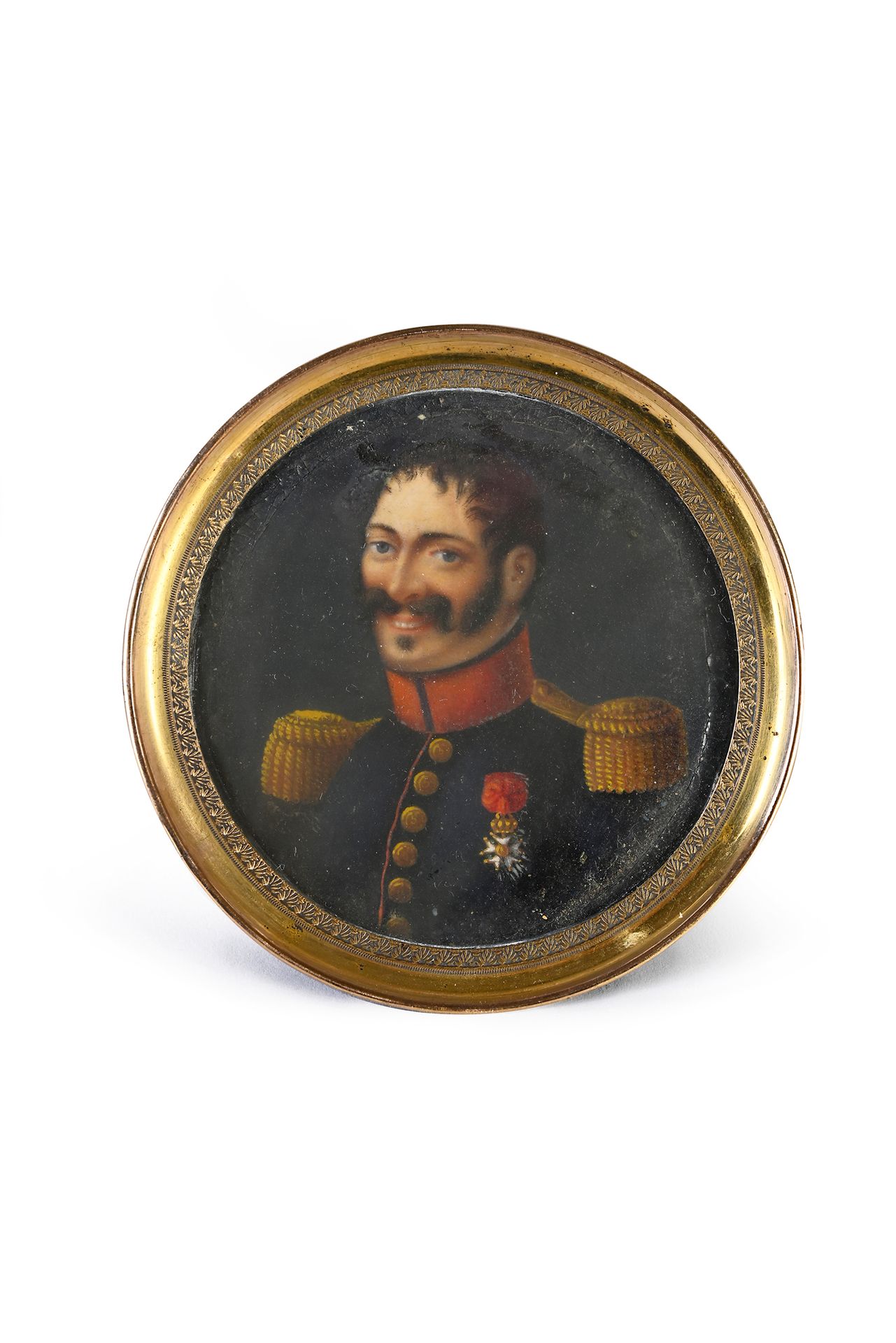 Null 圆形彩绘微型画，描绘了一位被授予荣誉军团勋章的帝国军官。
19 世纪中期。
镀金金属框架。
直径：5.4 厘米
(略有缺料）