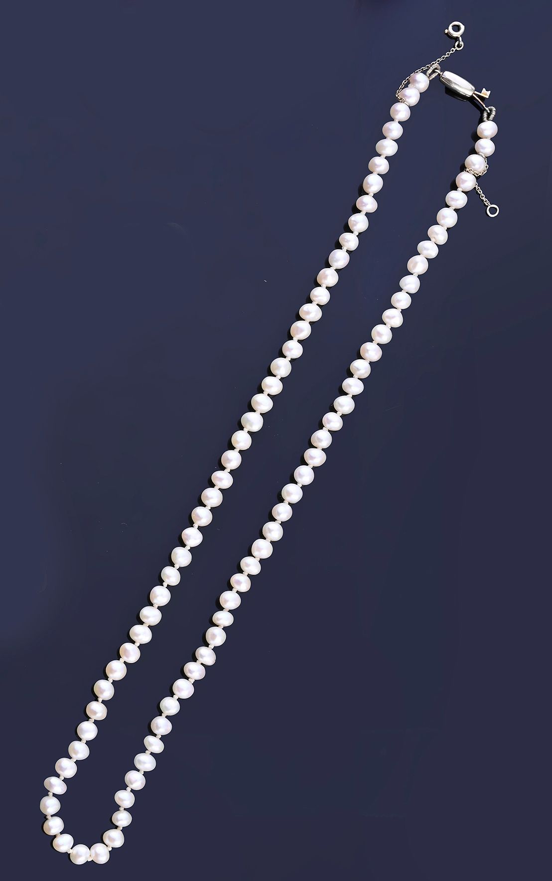 Null 略带巴洛克风格的珍珠项链，18K 白金橄榄形扣。
长度：42.5 厘米 - 毛重：12.2 克