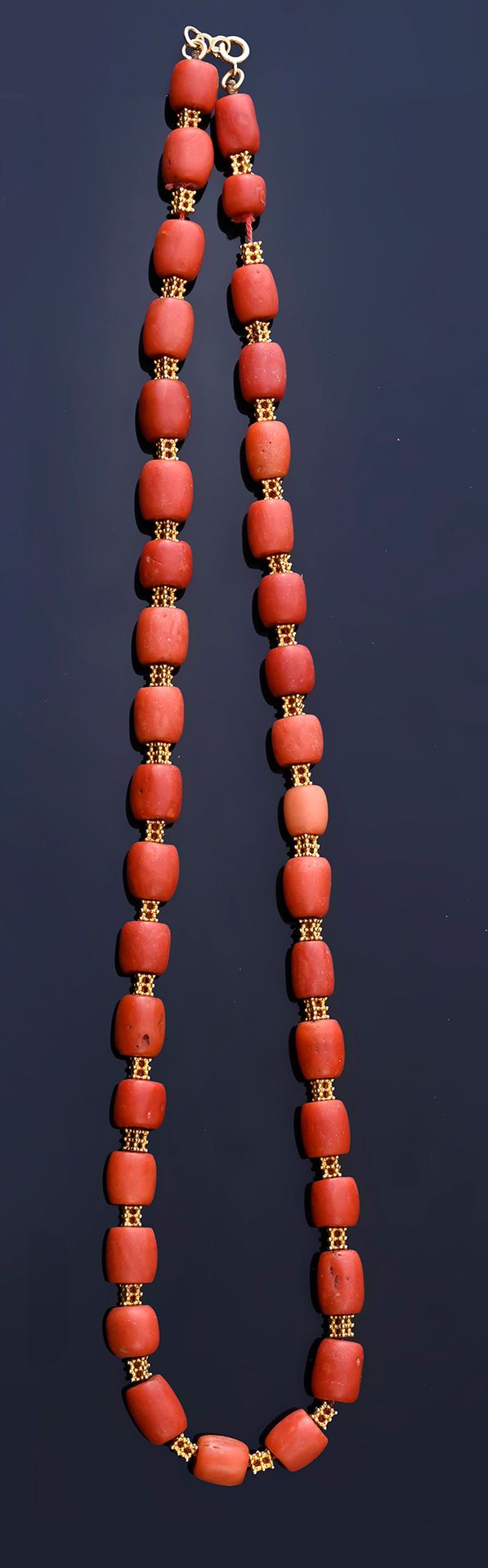 Null 酒桶形珊瑚珍珠项链，交替饰有 18K 金（750 度）颗粒状图案，弹簧环扣。
毛重：70.40 克。
长度：55 厘米