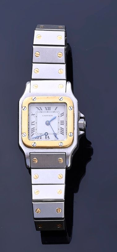 CARTIER Santos 18K (750th) 金钢女装腕表，24 毫米表壳，白色表盘，罗马数字时标，自动机芯，折叠扣表链。
时针已脱落（按原样）。