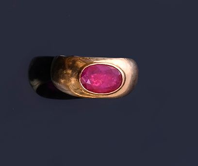 Null Bague jonc en or 18k (750e), ornée d'un rubis traité ovale facetté en serti&hellip;