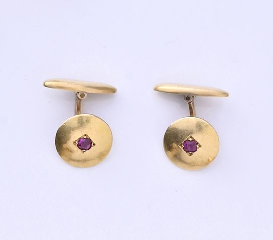 Null 一对 18K 金（750 度）圆形袖扣，中间镶嵌一颗红色小琢面宝石。
毛重：6.30 克