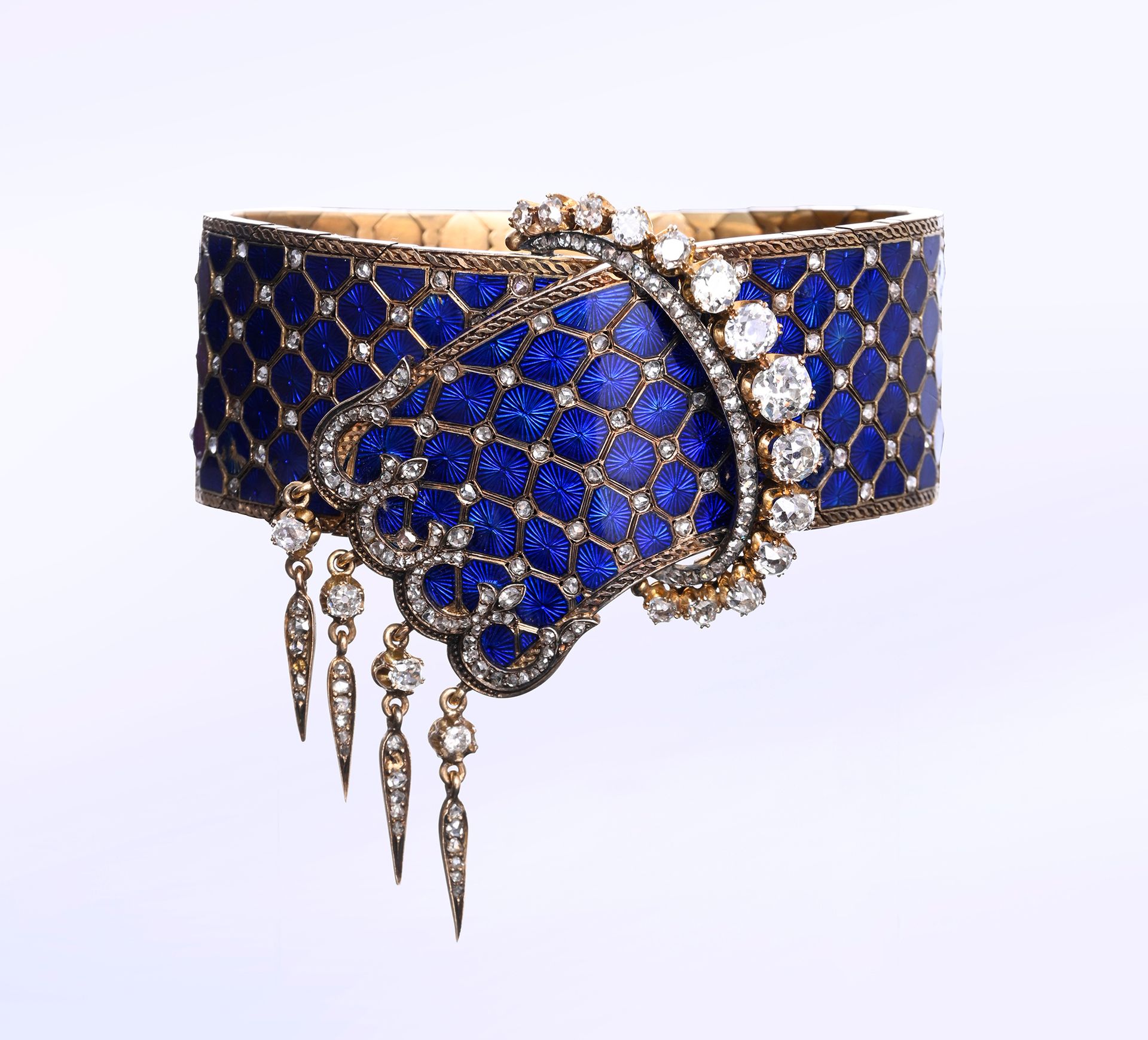Charles DURON (1814 - 1872) 750 号金和 925 号银吊袜带手链，在皇家蓝色珐琅扭索纹背景上饰有镶钻十字架，令人联想到垫子。中间是&hellip;