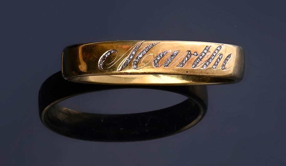 Null 镂空 18K 金（750 年）手镯，刻有 "Marthe "的名字，并镶有玫瑰式切割钻石，配有棘轮搭扣。内侧刻有出生日期和姓名。(有氧化痕迹）。
十九&hellip;
