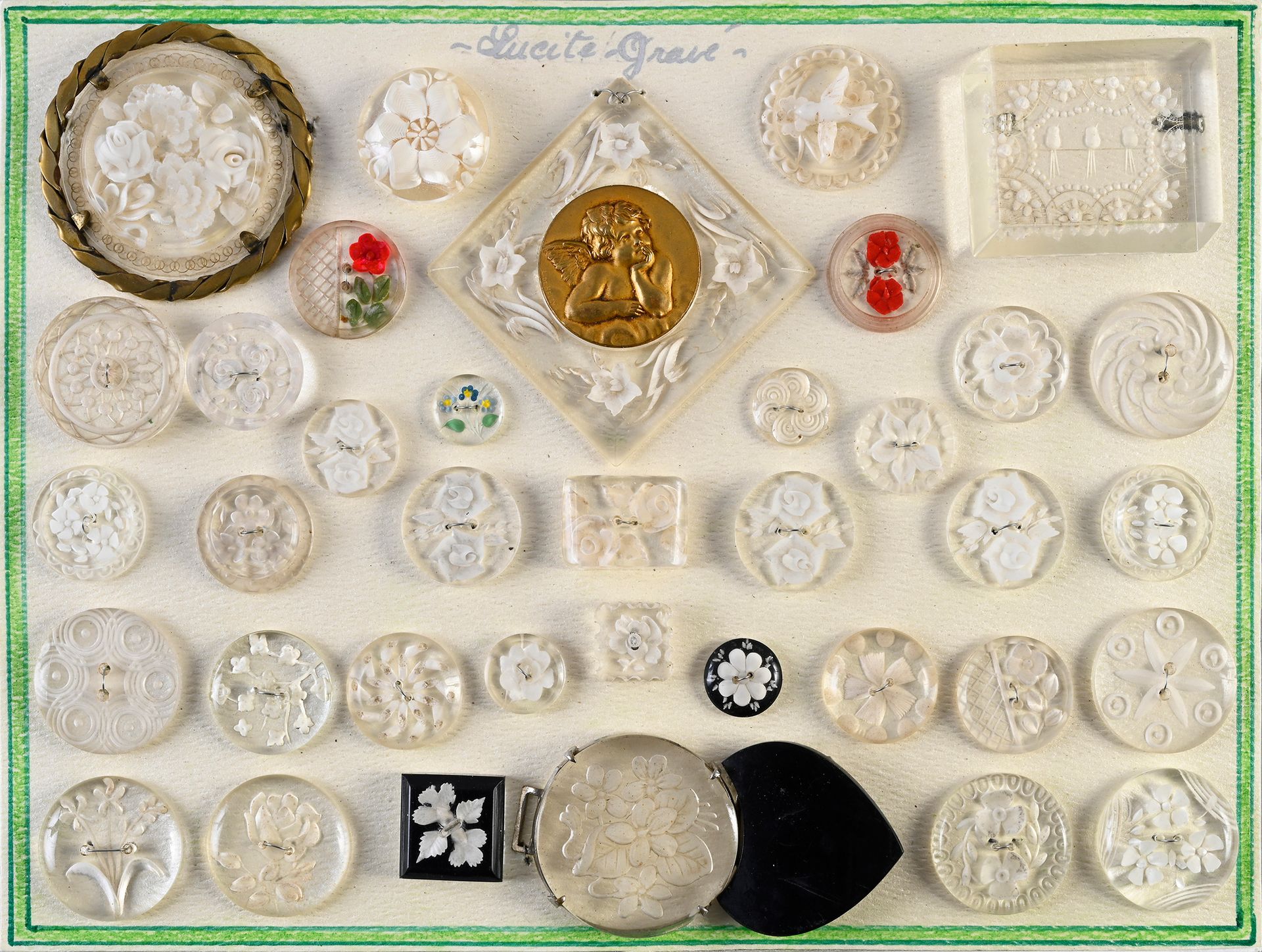 Null Réunion de boutons, boucles et broches en lucite, 1940 -1960 environ, planc&hellip;
