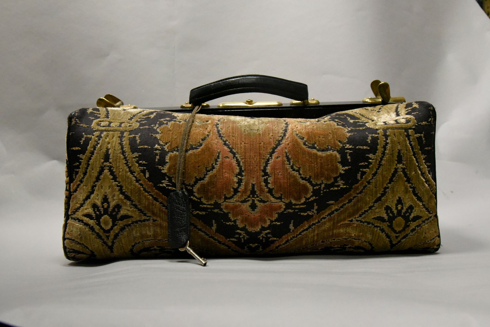 Null ANONYMOUS 复古旅行包，采用天鹅绒、金属和黑色皮革制成。有些磨损。46 x 20 厘米。