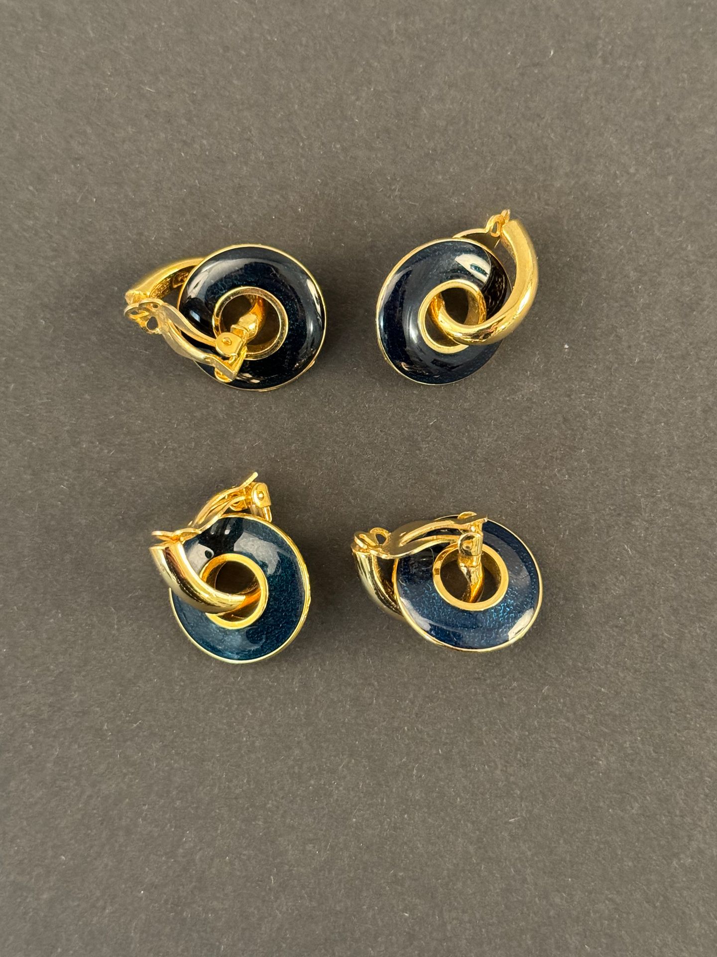 Null ROC SA，两对镀金金属和蓝色珐琅夹式耳环。保存状况良好。