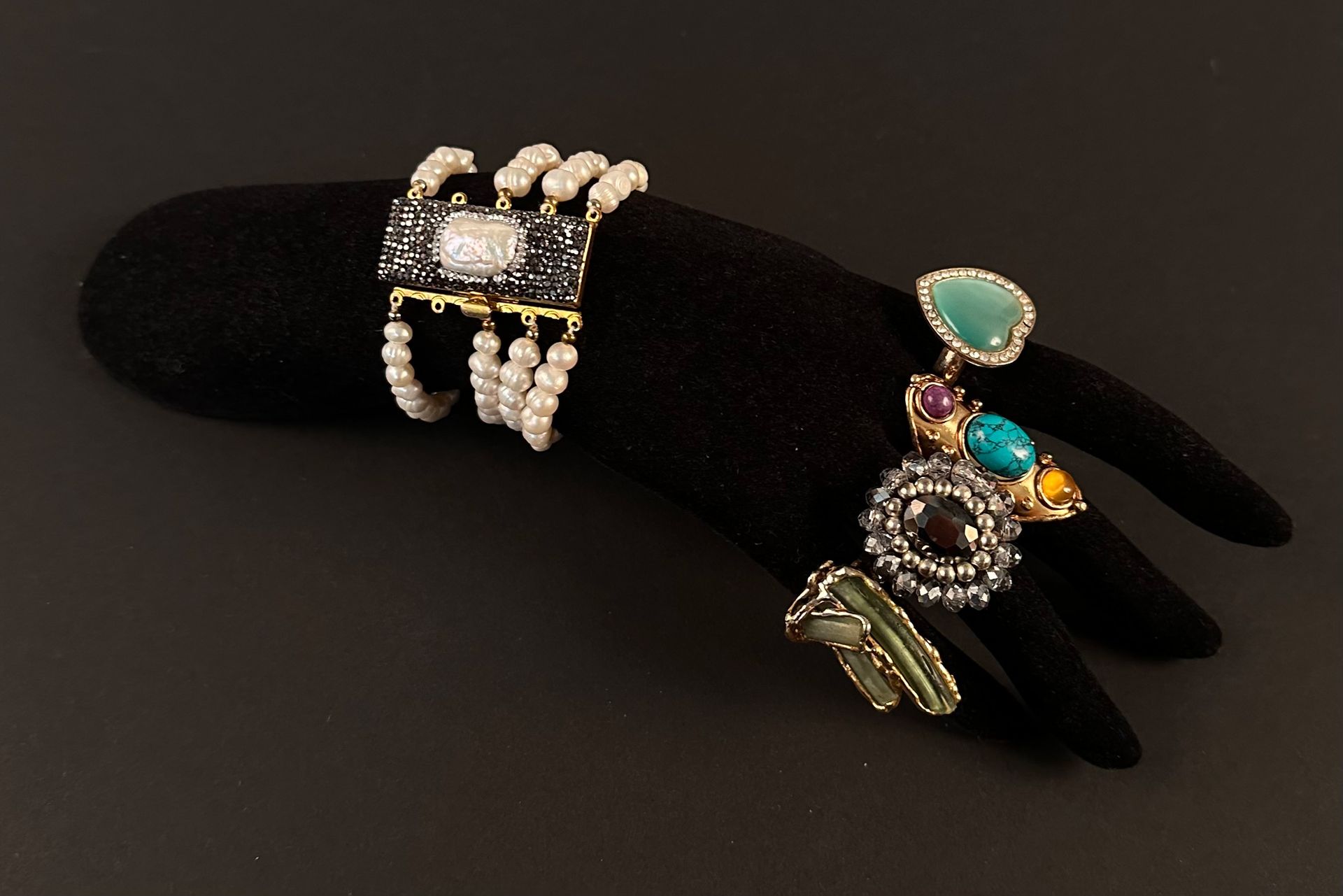 Null 一批服装珠宝，包括
- 镶有四排淡水珍珠和水钻的手链（缺少一排珍珠）
- ACELEINE & RELAVRAY ISRAEL，绿色抛光玻璃和镀金金属&hellip;