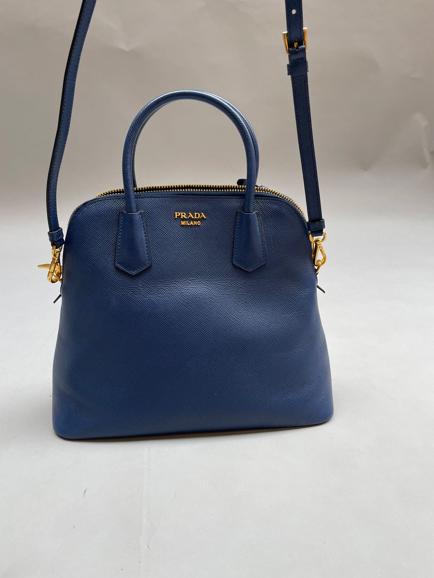 Null PRADA, sac à main à dôme en cuir Saffiano bleu, doubles anses, bandoulière &hellip;